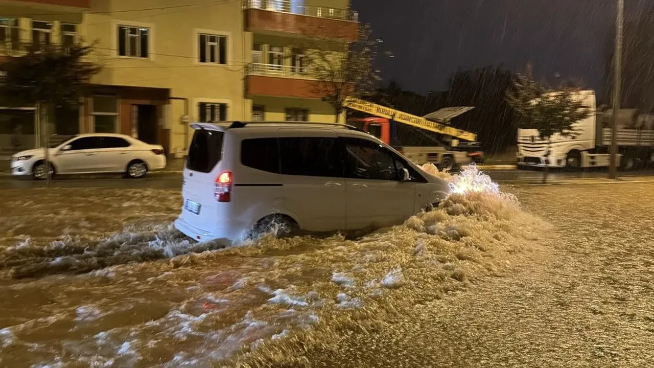 Mersin ve Adıyaman'da şiddetli sağanak hayatı felç etti: Cadde ve sokaklar göle döndü, araçlar mahsur kaldı