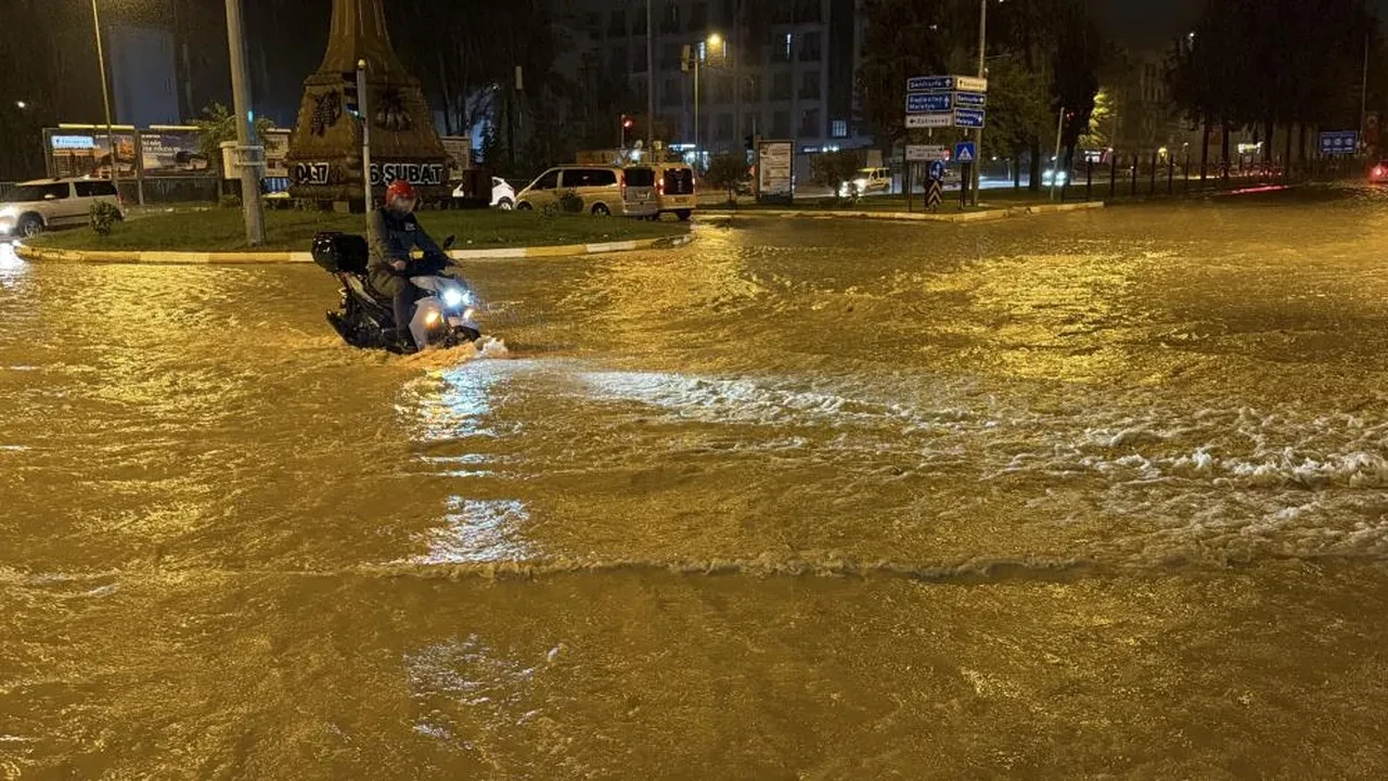 Mersin ve Adıyaman'da şiddetli sağanak hayatı felç etti: Cadde ve sokaklar göle döndü, araçlar mahsur kaldı