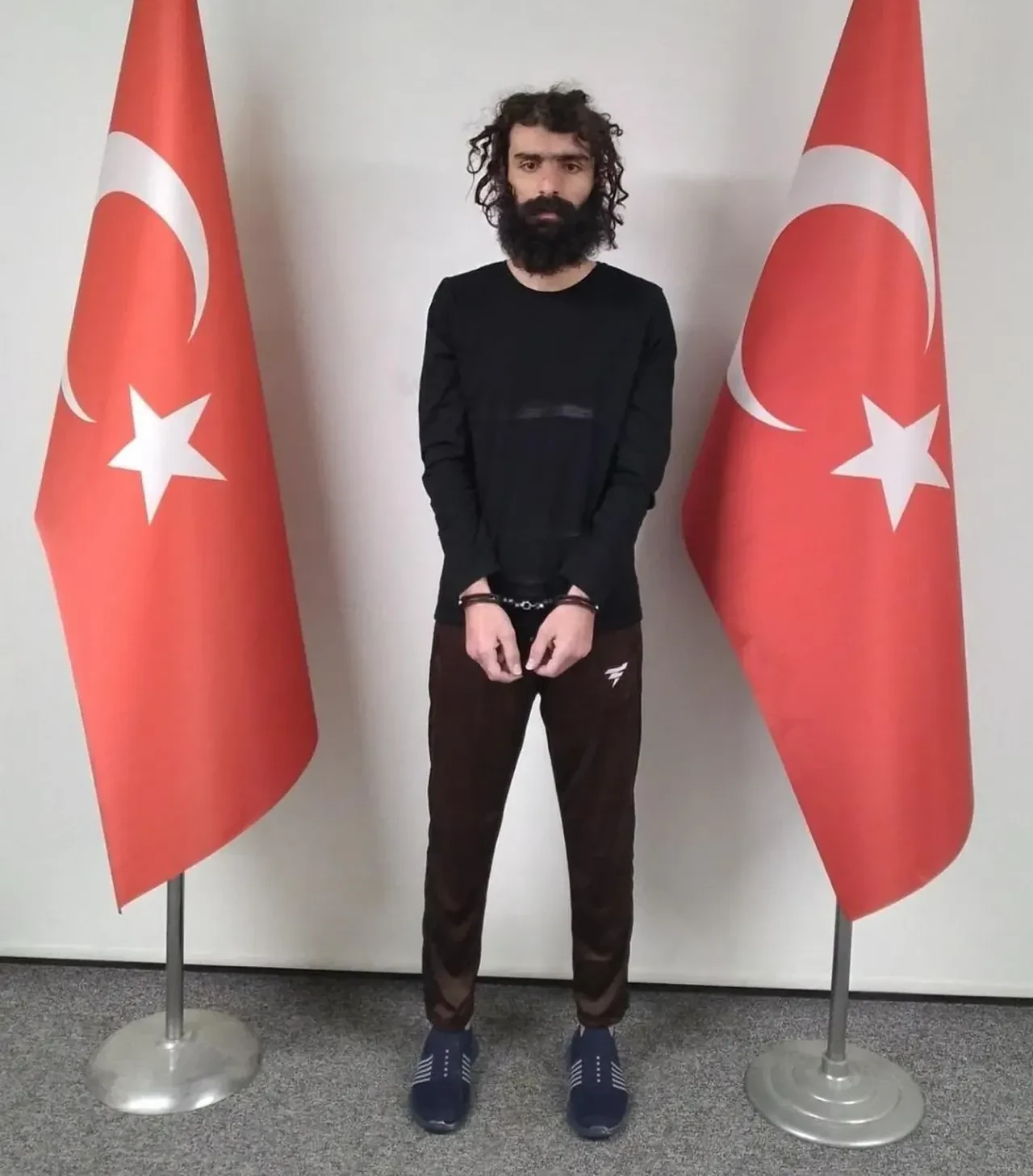 MİT'ten nokta operasyon: DEAŞ'lı terörist kıskıvrak yakalanıp, Türkiye'ye getirildi