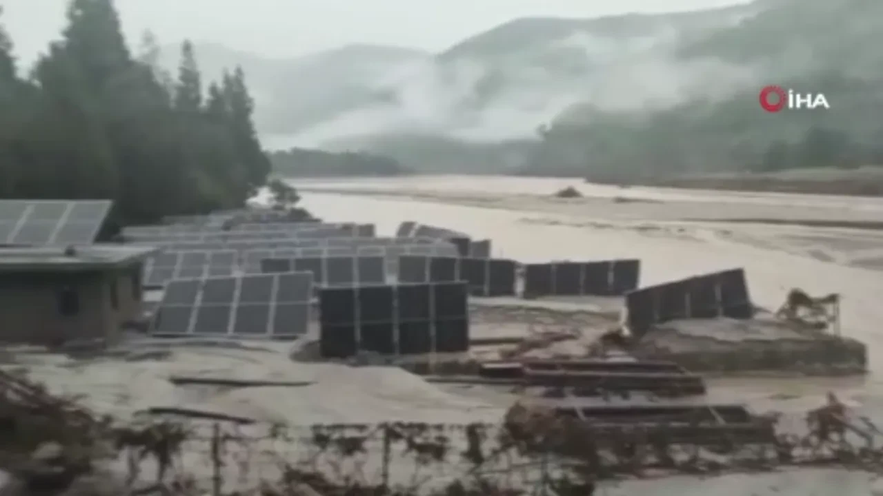 'Tehlikeli' buzul gölü taştı, sel meydana geldi! 