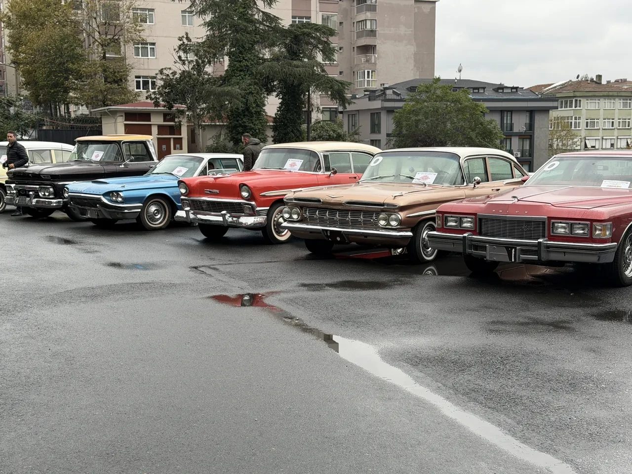 Antika ve klasik otomobillerde 500 milyon liralık vurgun: 61 otomobil emniyette sergilendi