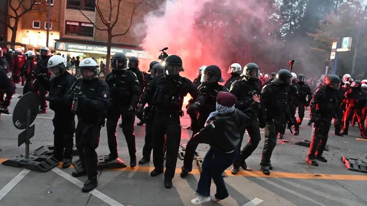 Almanya'da Z kuşağının zorunlu askerlik protestosunda olay çıktı! Göstericiler polisle çatıştı