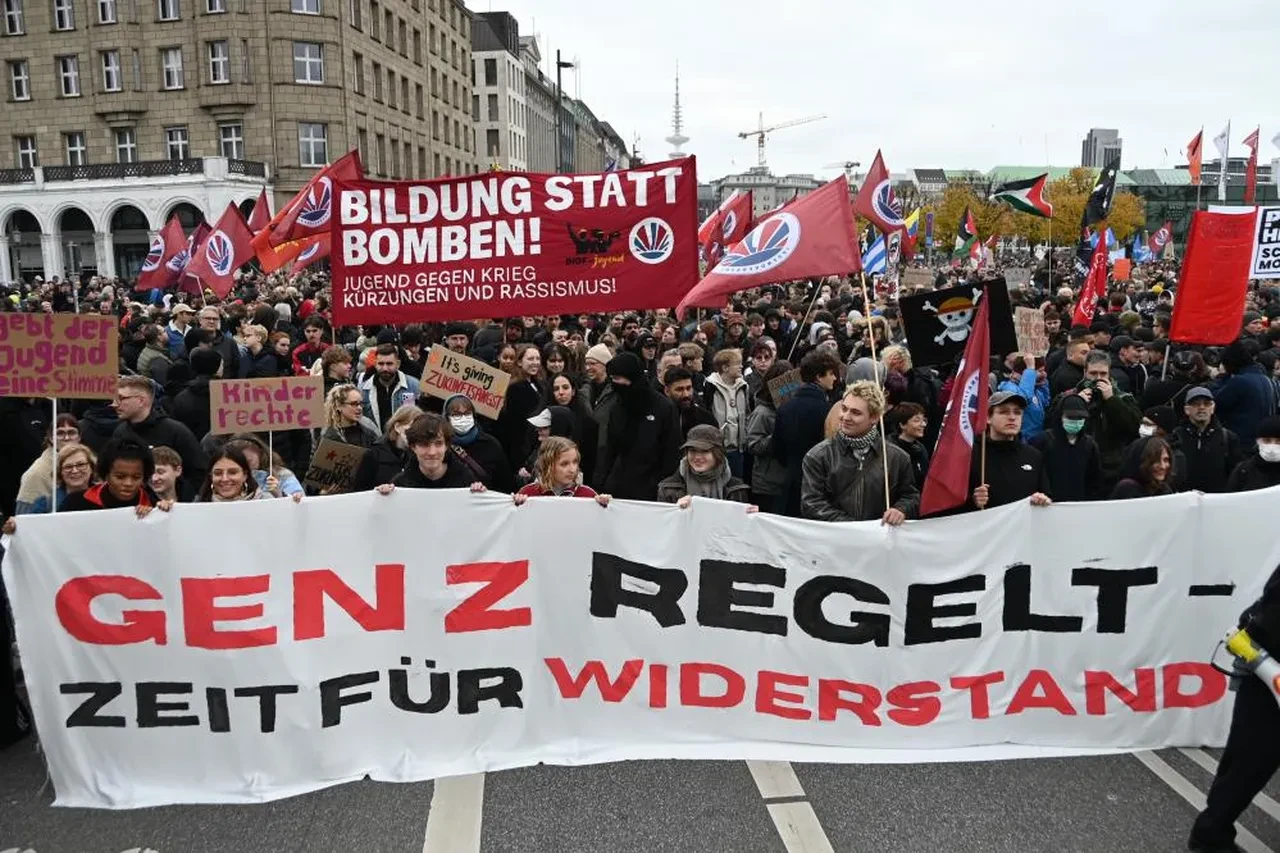 Almanya'da Z kuşağının zorunlu askerlik protestosunda olay çıktı! Göstericiler polisle çatıştı