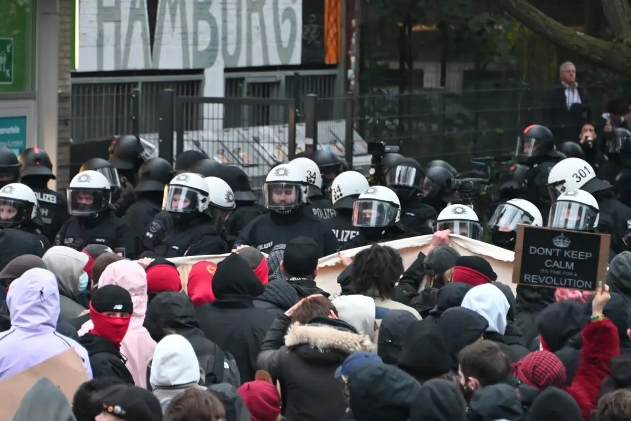 Almanya'da Z kuşağının zorunlu askerlik protestosunda olay çıktı! Göstericiler polisle çatıştı
