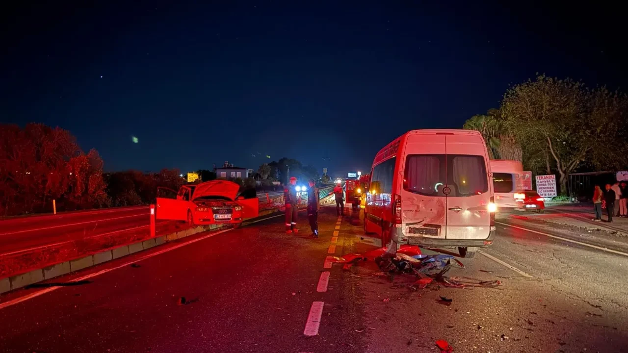 Antalya'da alkollü sürücü ortalığı birbirine kattı: Yaşananlar anbean kamerada