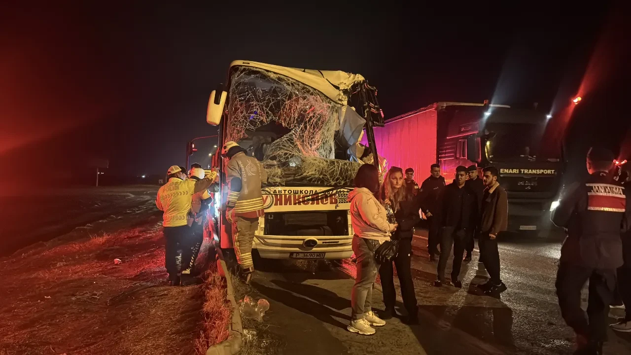 Bulgar tur otobüsü sınır kapısında tıra çarptı