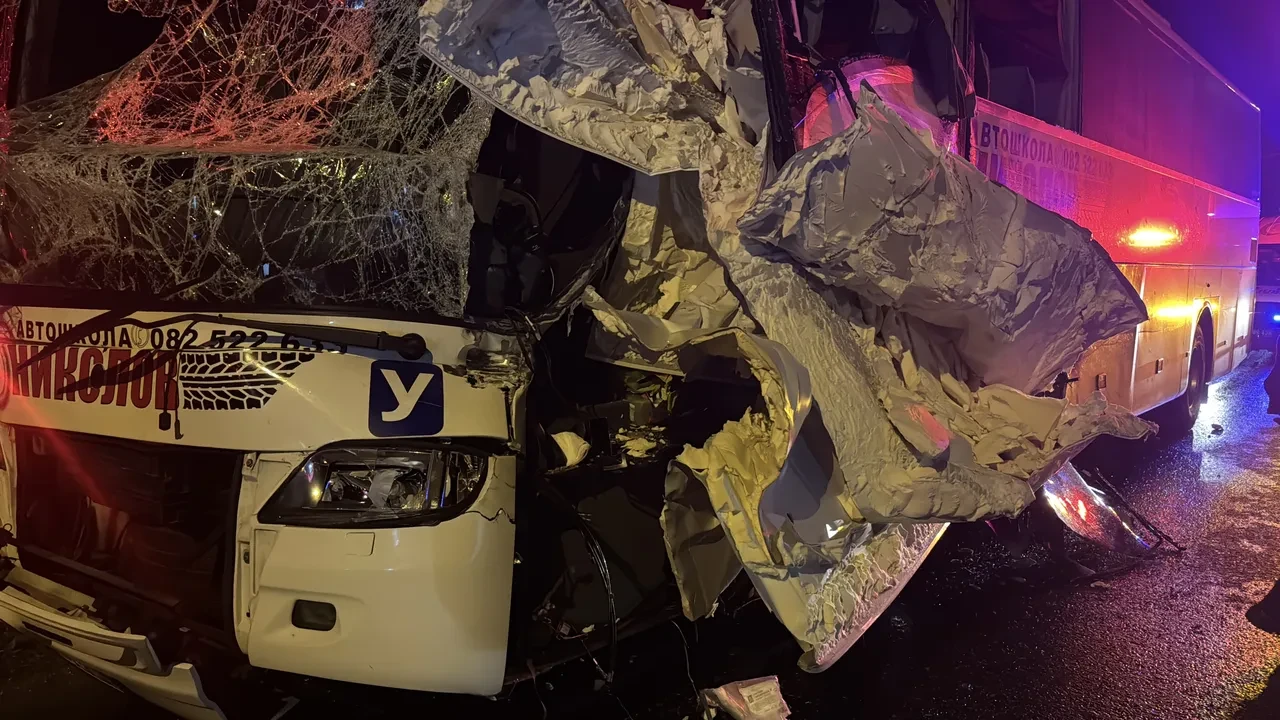 Bulgar tur otobüsü sınır kapısında tıra çarptı