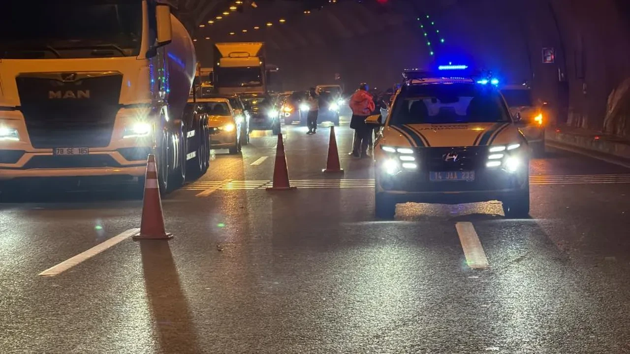 Cenazeye giden ailenin aracına Bolu Dağı Tüneli'nde tır çarpıp kaçtı: 4 yaralı
