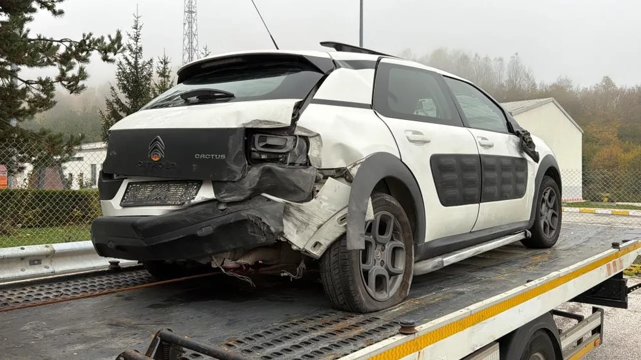 Cenazeye giden ailenin aracına Bolu Dağı Tüneli'nde tır çarpıp kaçtı: 4 yaralı