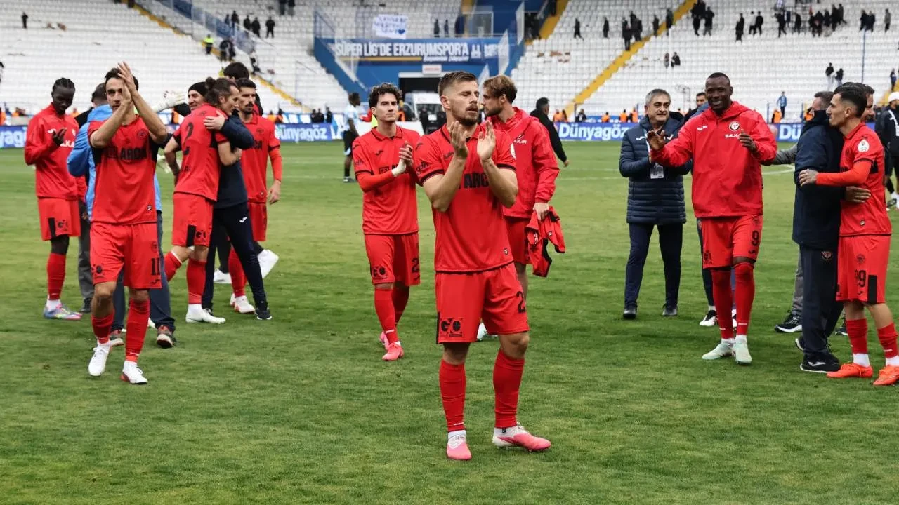 Çorum FK, deplasmanda 3 golle kazandı! Kırmızı-siyahlılar, Erzurumspor FK'yi mağlup etti