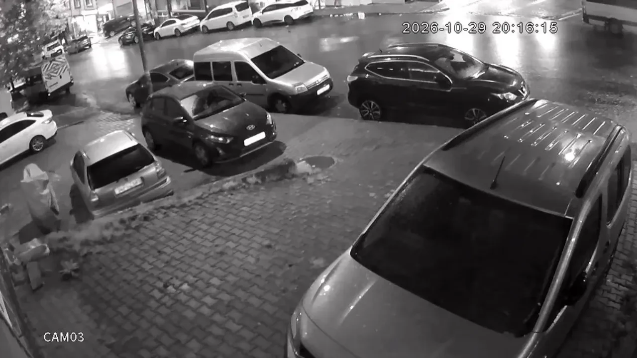 Esenyurt'ta direksiyon hakimiyetini kaybetti, park halindeki araçları birbirine kattı! O anlar kamerada