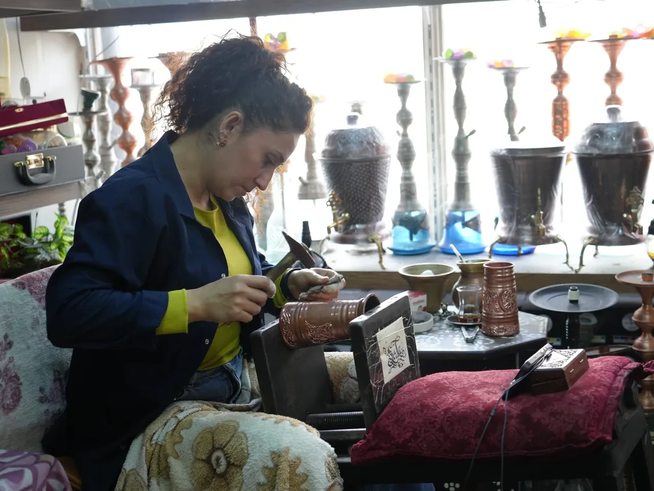Gaziantep'te kadın usta ezber bozdu! 11 yıldır bakıra işlediği desenlerle erkek ustalara meydan okuyor