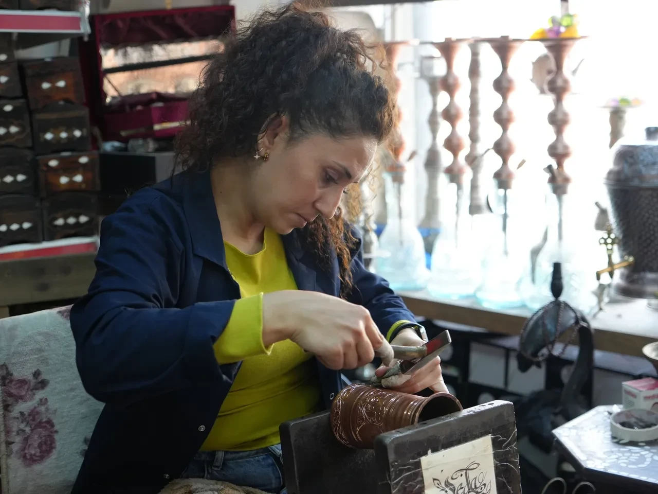 Gaziantep'te kadın usta ezber bozdu! 11 yıldır bakıra işlediği desenlerle erkek ustalara meydan okuyor