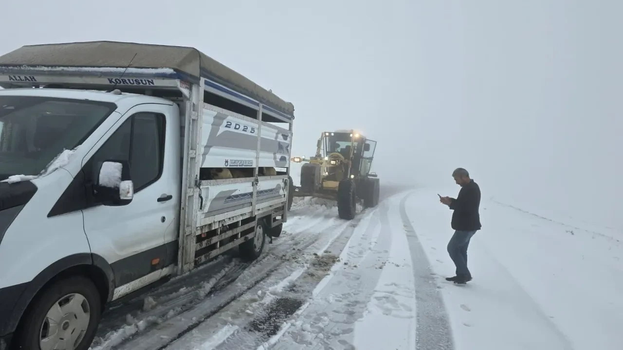 Kar yağışı bir anda bastırdı: Kalınlığı 5 santimetreye ulaştı