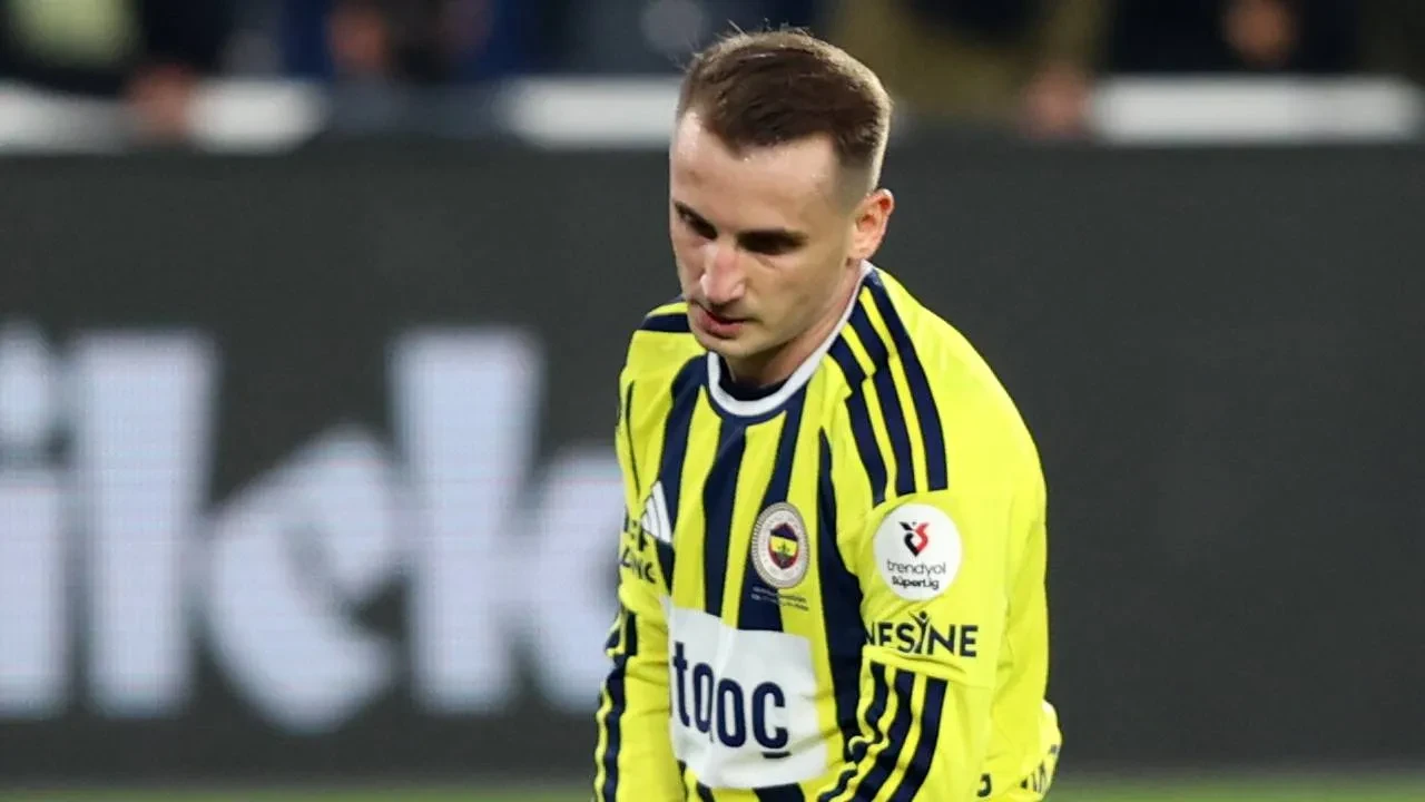 Kerem Aktürkoğlu'ndan Fenerbahçe taraftarına tepki! Maç sırasında gerginlik çıktı