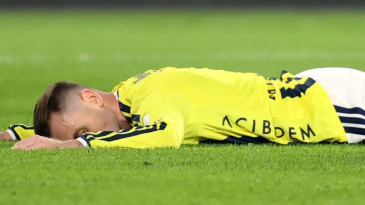 Kerem Aktürkoğlu'ndan Fenerbahçe taraftarına tepki! Maç sırasında gerginlik çıktı