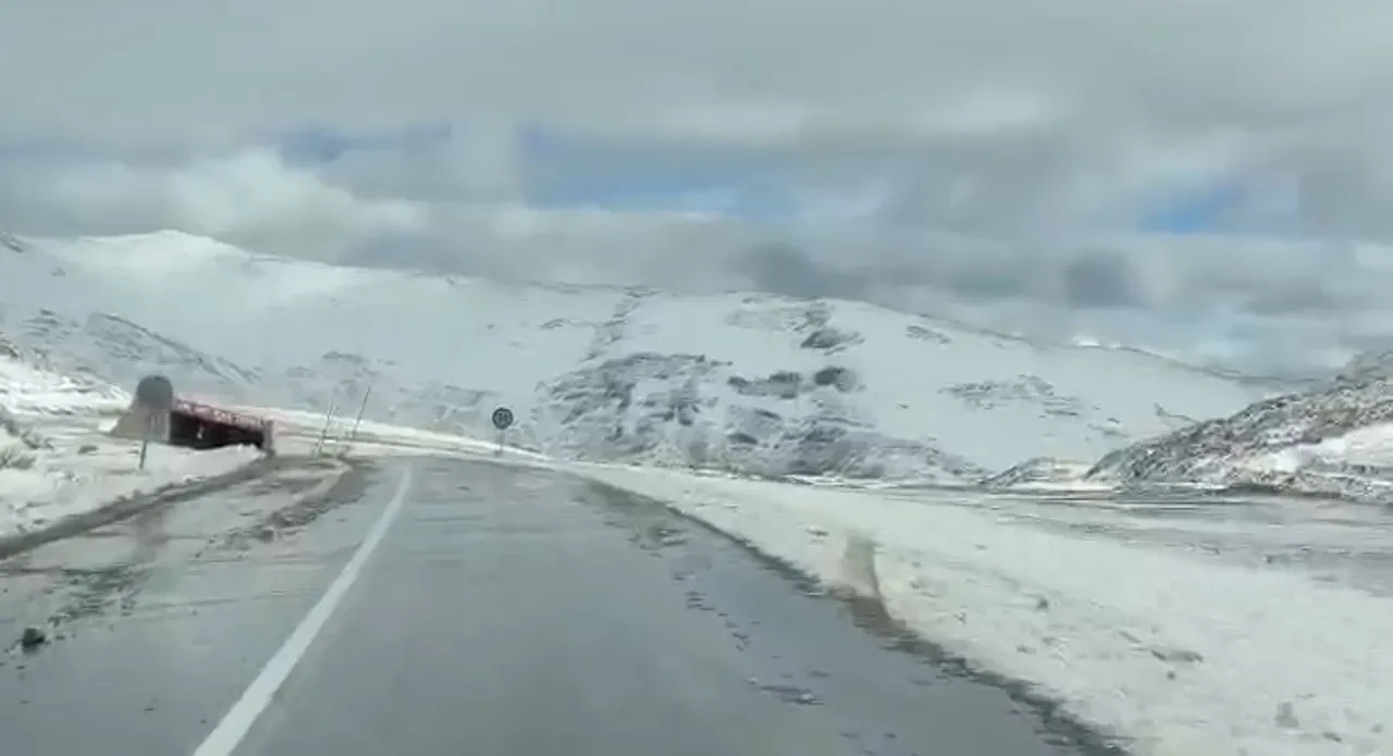 Kış erken geldi! Kar yağışı başladı, her yer beyaza büründü