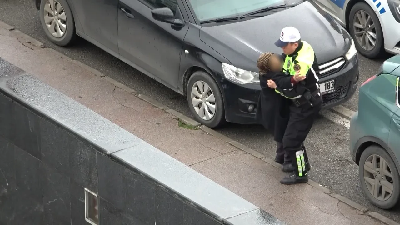 Samsun'da trafik polisinden yürekleri ısıtan hareket! Yaralı kadını yağmurdan böyle korudu