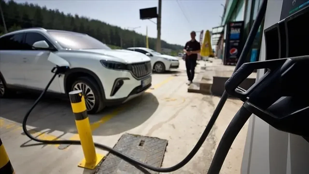 Akaryakıt zamları otomobil tercihlerini değiştirdi: Elektrikli araçlara talep artıyor
