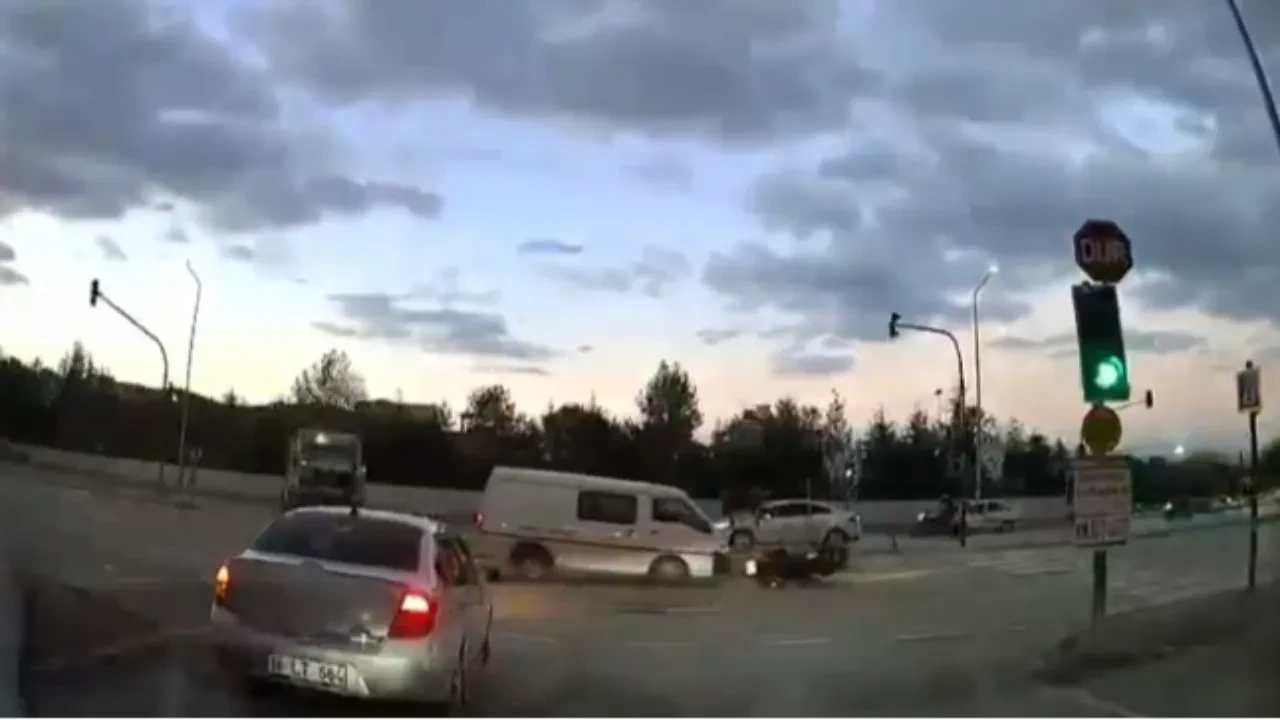 Bursa'da kırmızı ışık dehşeti: Kanun tanımaz kamyonet sürücüsünün çarptığı motosikletli metrelerce sürüklendi!