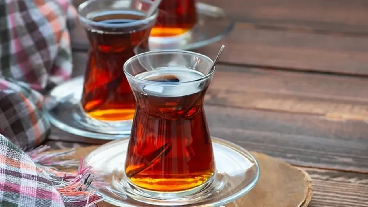 Çayı böyle demleyenler şaşırıyor! Komşum yıllardır yaptığı sırrı verdi