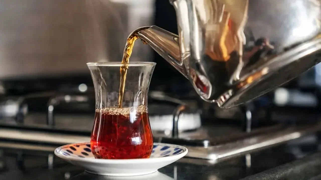 Çayı böyle demleyenler şaşırıyor! Komşum yıllardır yaptığı sırrı verdi