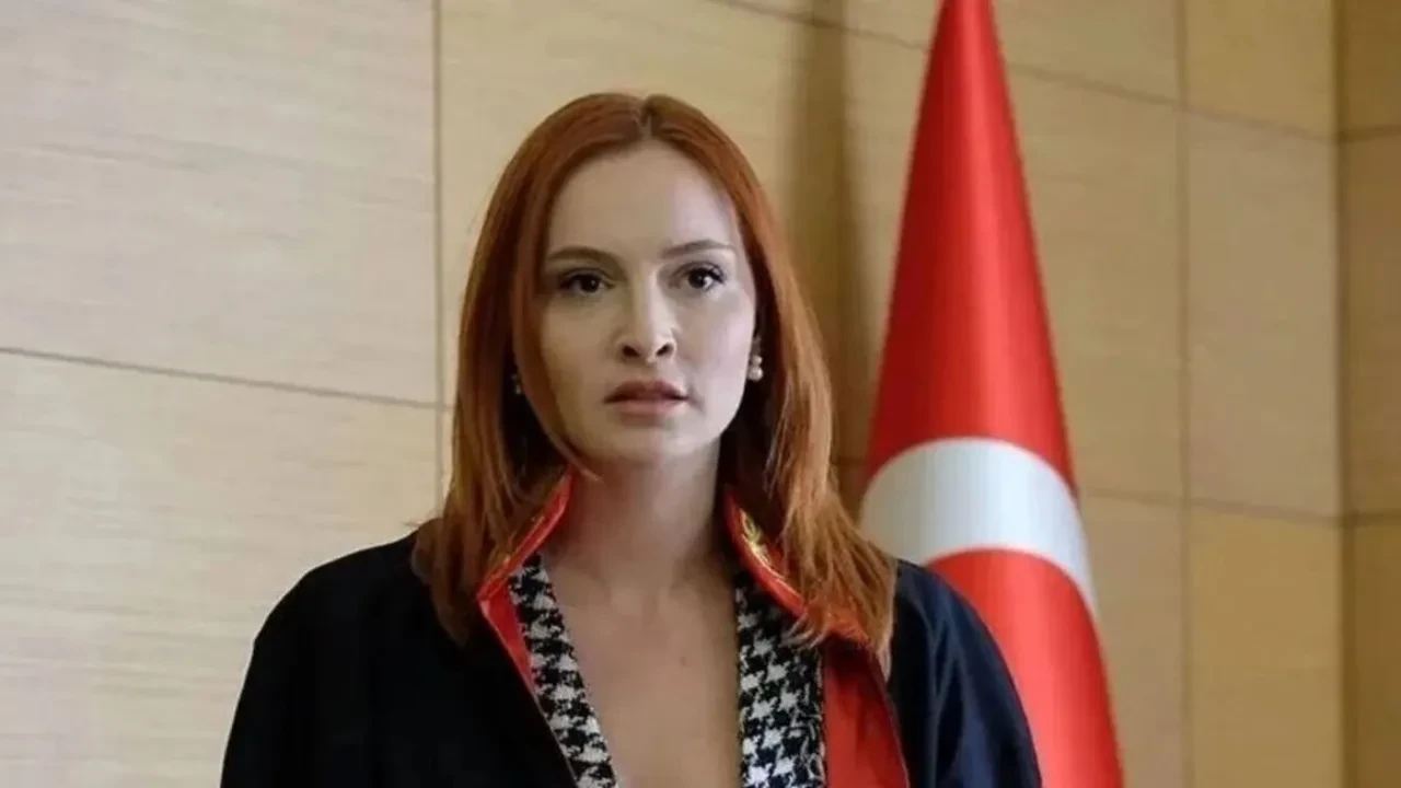Çirkin dizisi final öncesi sürpriz geldi! Başak Gümülcinelioğlu Çirkin dizisine özel şarkı yazdığını duyurdu