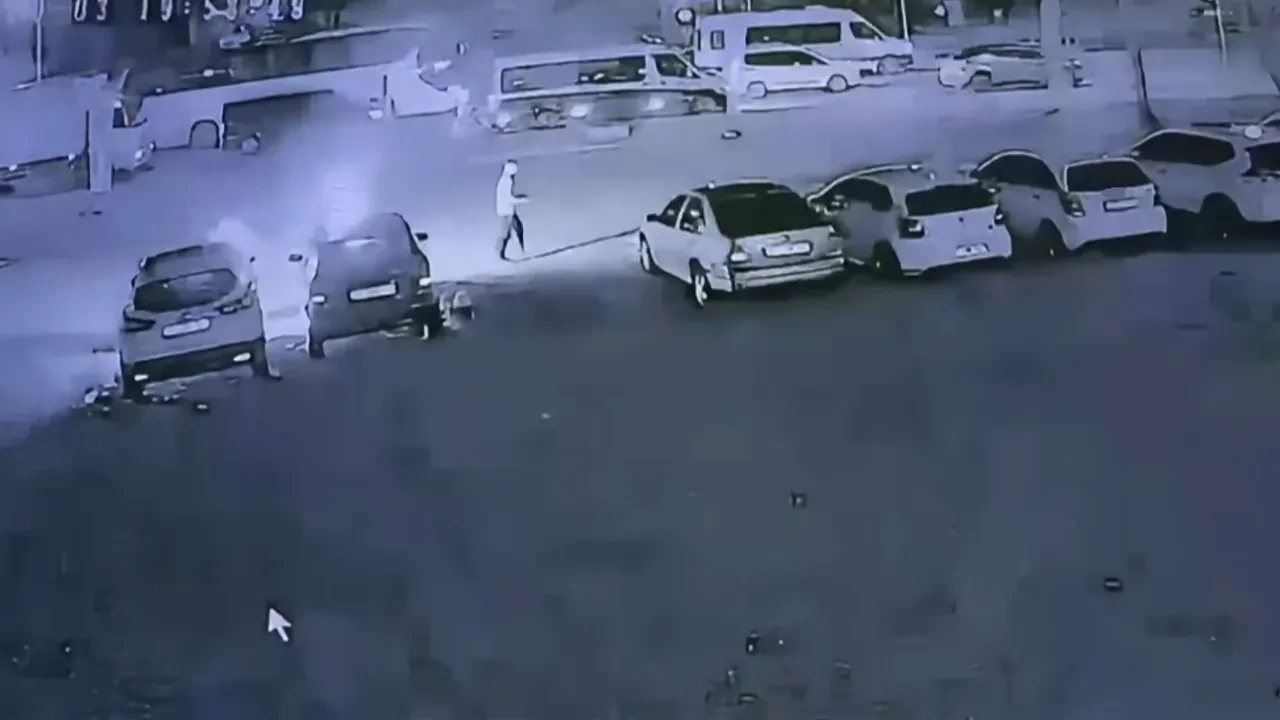 Elinde benzin bidonuyla geldi araçları tek tek ateşe verdi