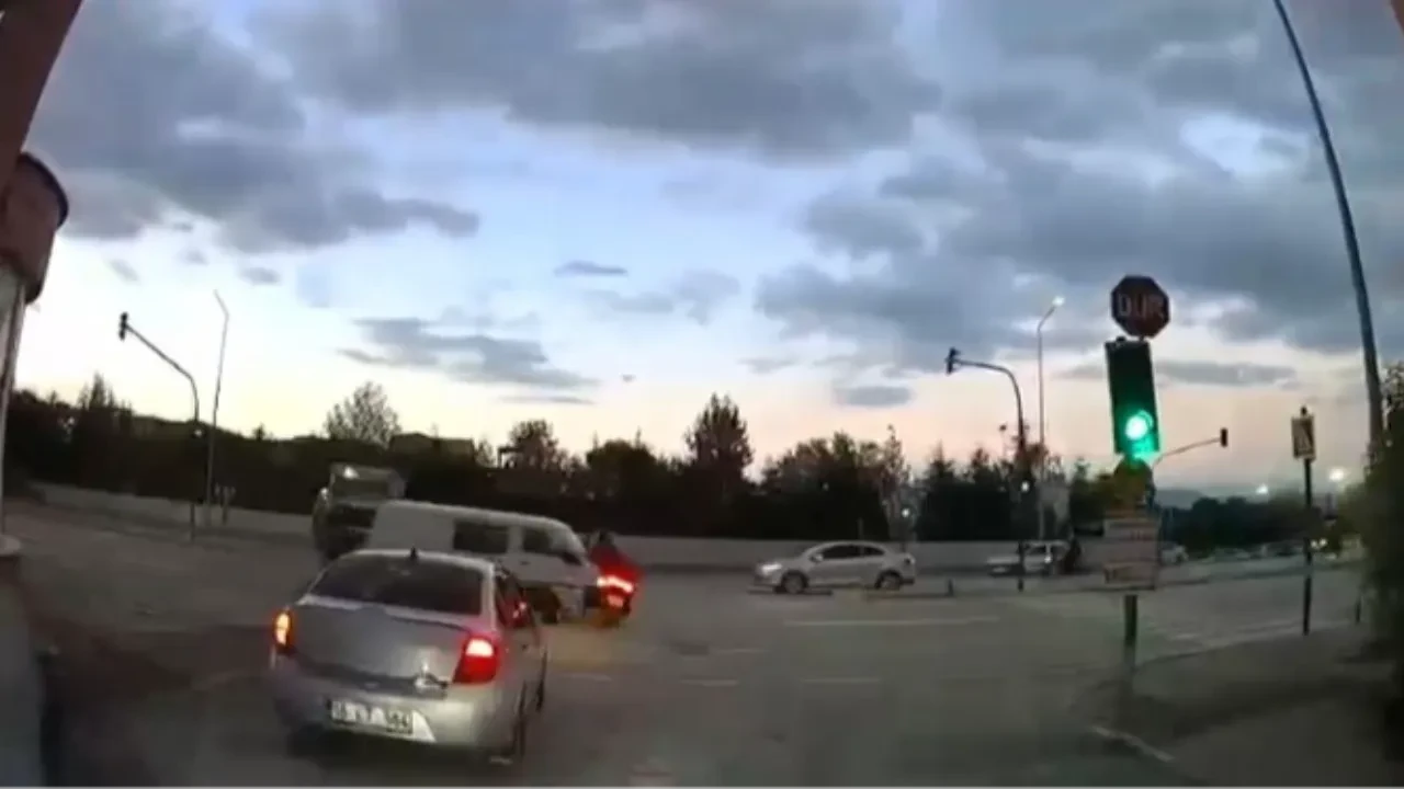Hastane çıkışında feci kaza: Kırmızı ışıkta geçen kamyonet motosikletliye çarptı