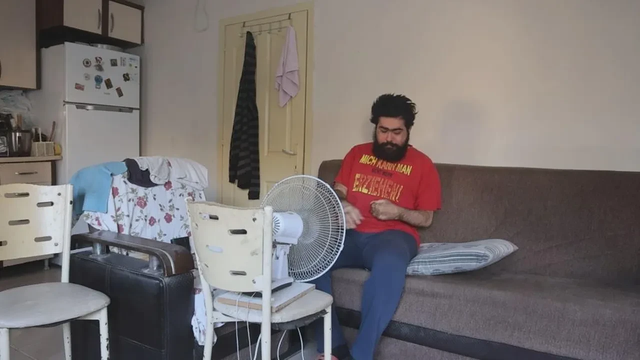 Hatay’da depremin ardından eve kapanan Barış Özbay tedaviyi reddetti: Üzerindeki Almanca yazılı tişörtüyle mesaj verdi