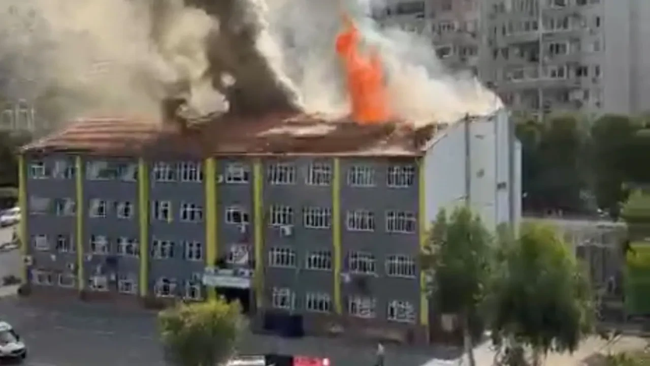 İzmir’de okulda yangın paniği: Alevler çatıyı sardı