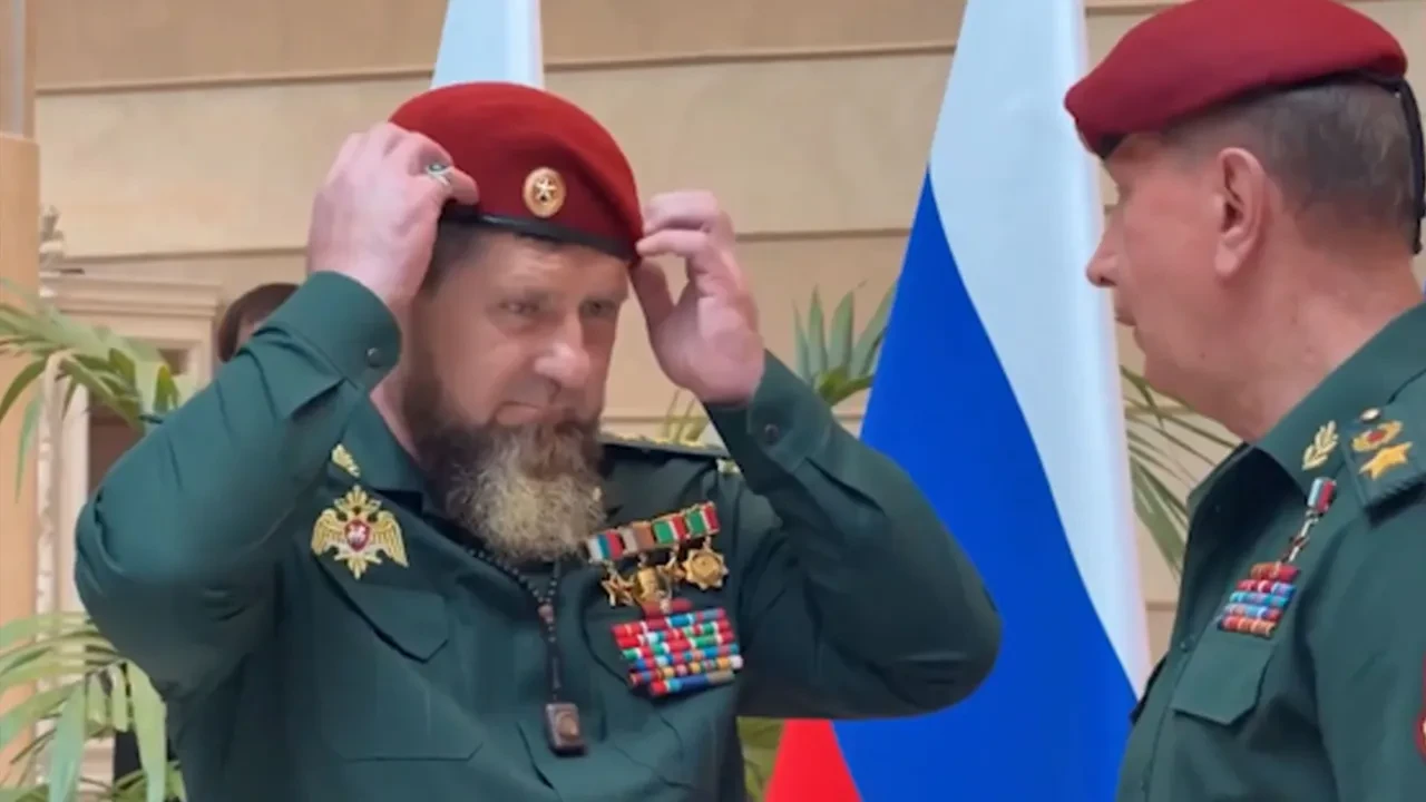 Putin'in sağ kolu Çeçen lider Kadirov artık bordo bereli