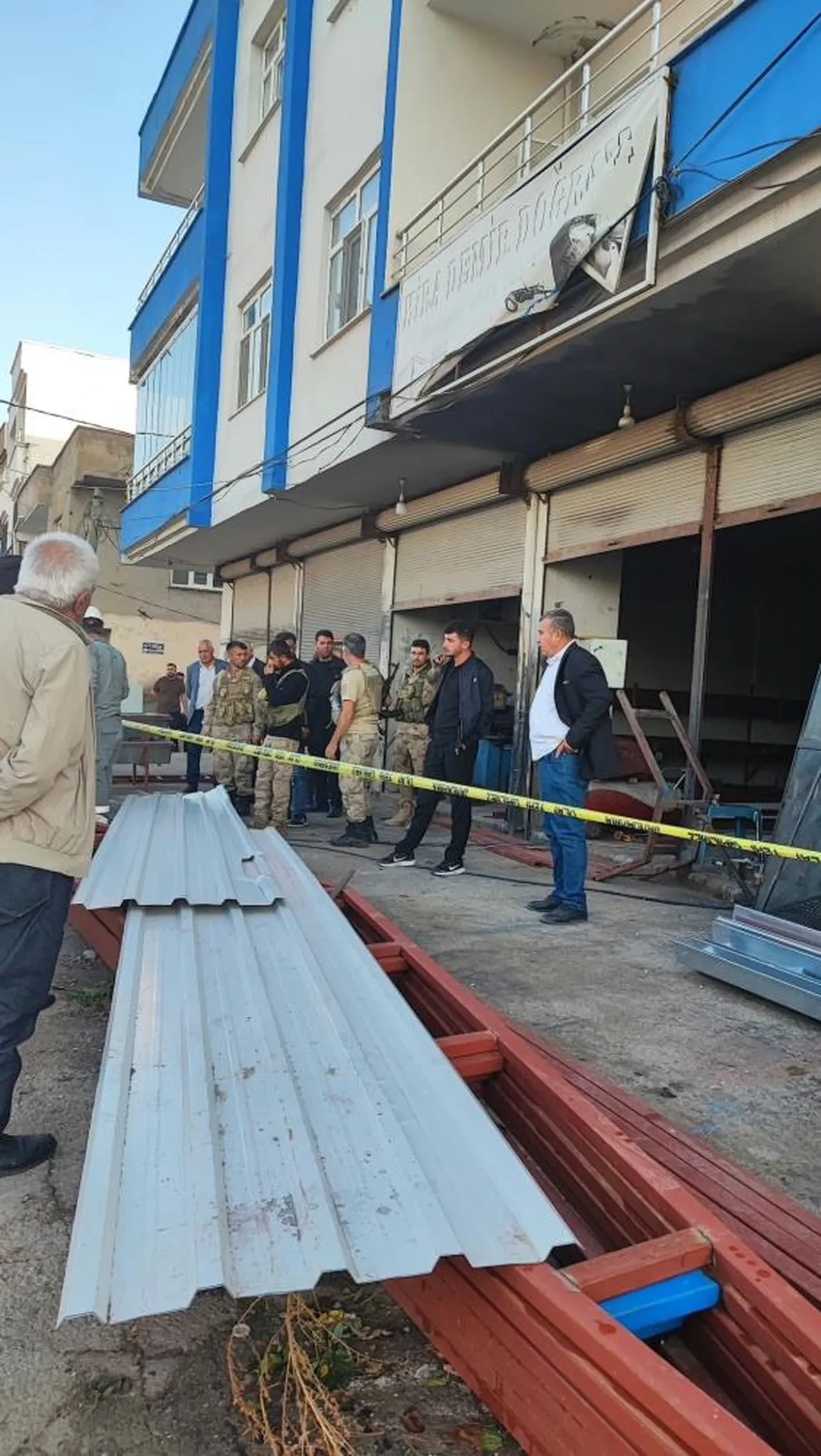 Çatı tamiri çok kötü bitti! Sac yüksek gerilim hattına çarpınca usta can verdi, 2 çırak yaralandı