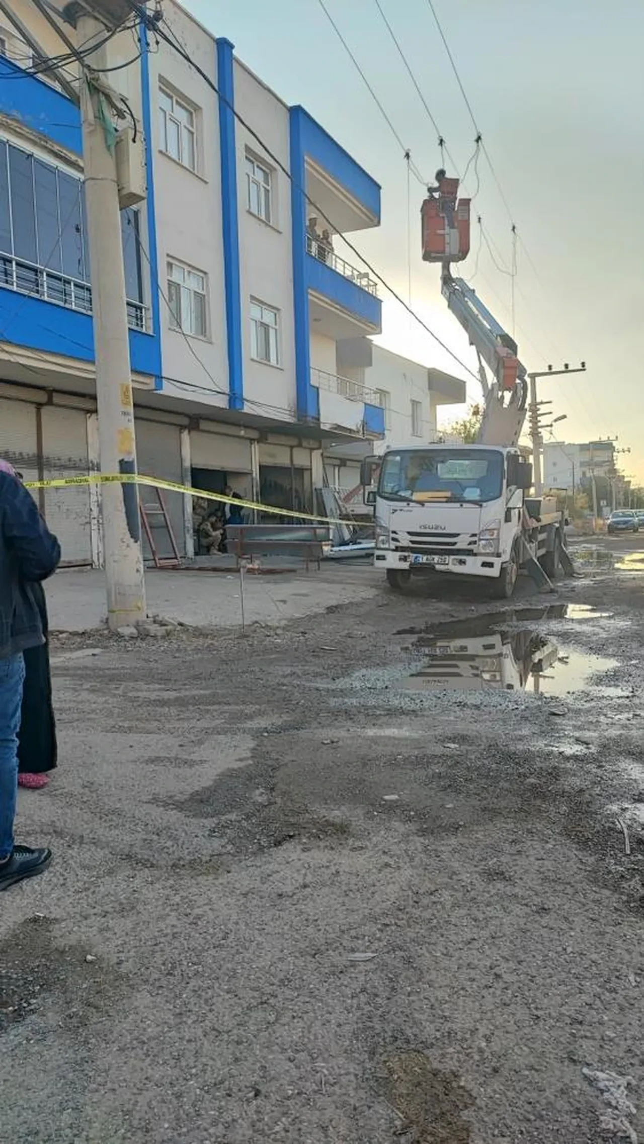 Çatı tamiri çok kötü bitti! Sac yüksek gerilim hattına çarpınca usta can verdi, 2 çırak yaralandı