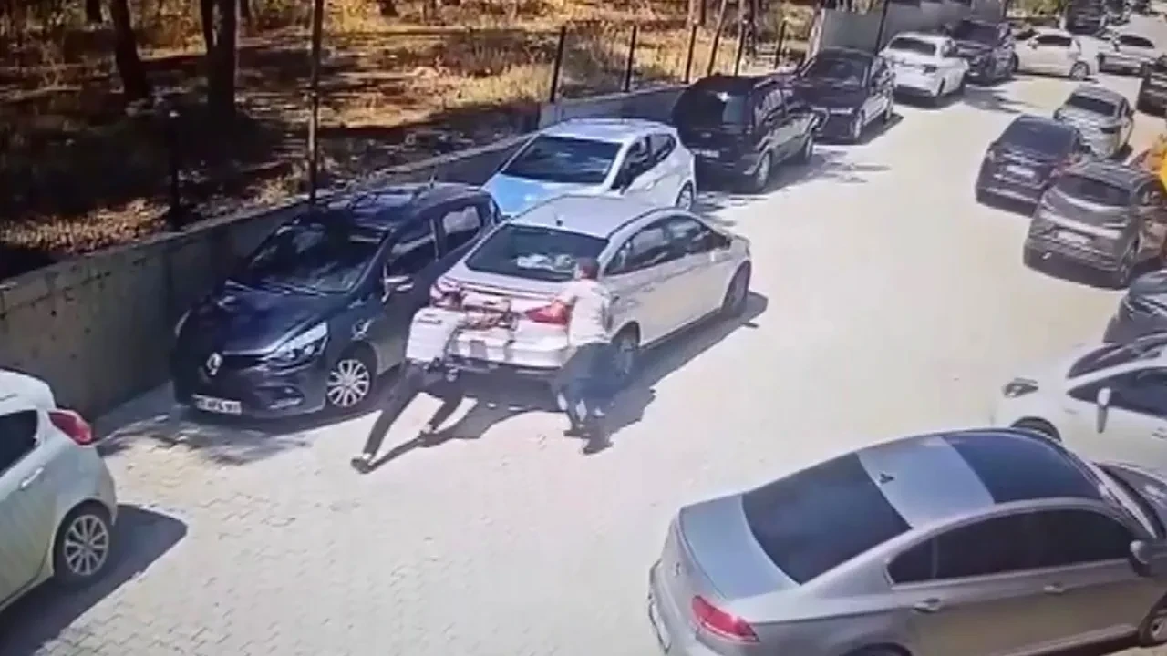 El frenini çekmeyi unuttu araç kendi kendine hareket etmeye başladı! Panik dolu anlar kamerada
