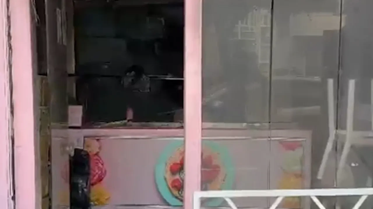 Gaziosmanpaşa'da tatlıcı bir anda alev aldı