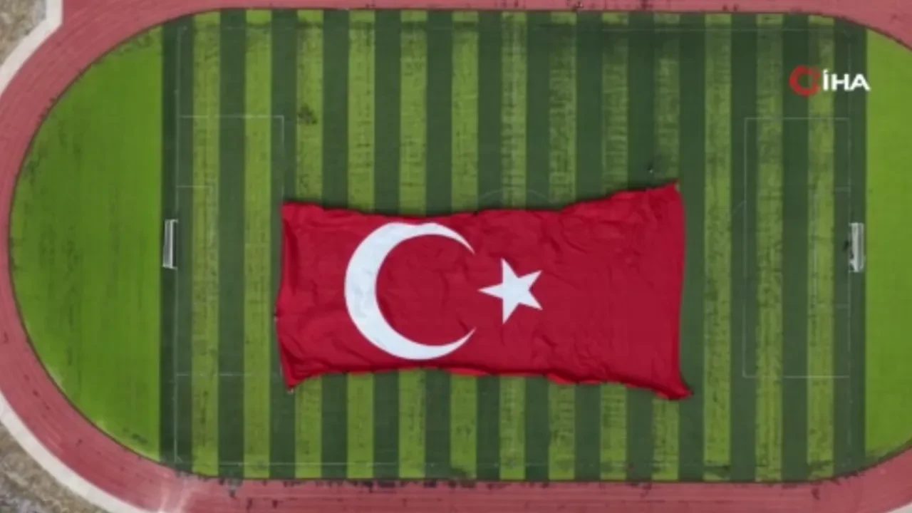 Gökyüzü kırmızıya büründü! Dev Türk bayrağı hayran bıraktı