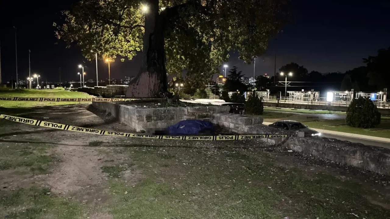 İstanbul Zeytinburnu'nda şok olay: Tarihi Topkapı Surları önünde erkek cesedi bulundu