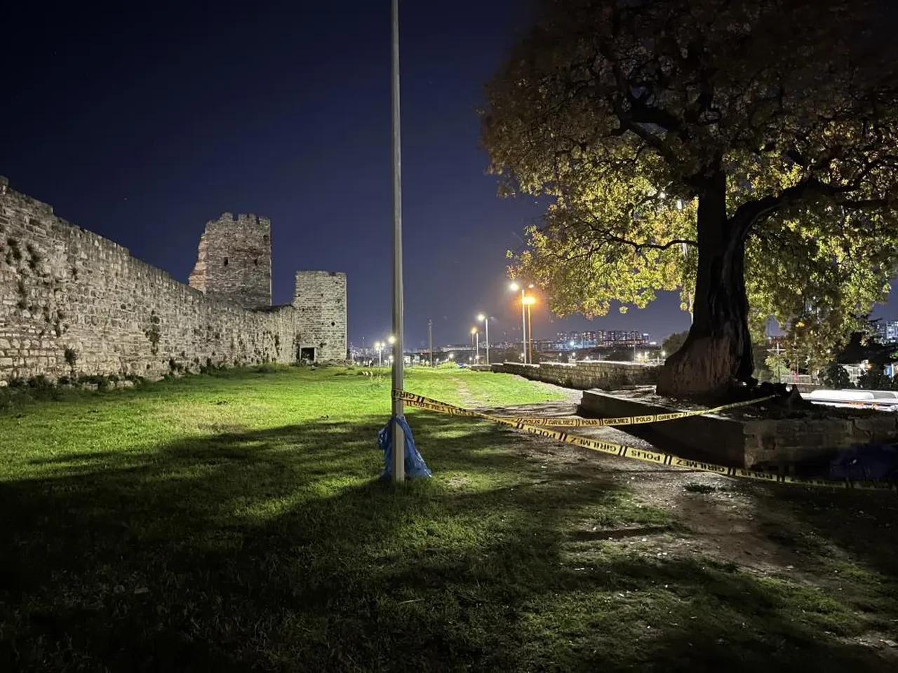 İstanbul Zeytinburnu'nda şok olay: Tarihi Topkapı Surları önünde erkek cesedi bulundu