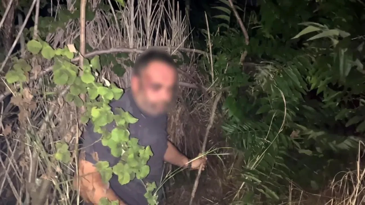 Lüks otomobilini bırakıp çalılığa saklandı, uyurken yakalandı! Polise sorduğu soru ise hayrete düşürdü