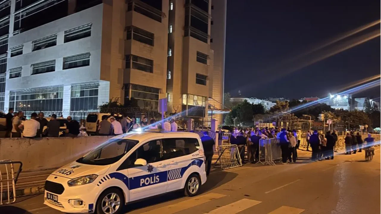 Mersin’deki yolsuzluk soruşturmasında sıcak gelişme: Vahap Seçer ve iki ilçe belediye başkanı tutuklama talebiyle mahkemede