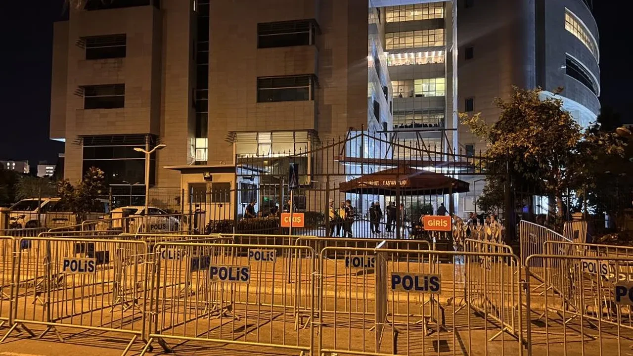 Mersin’deki yolsuzluk soruşturmasında sıcak gelişme: Vahap Seçer ve iki ilçe belediye başkanı tutuklama talebiyle mahkemede