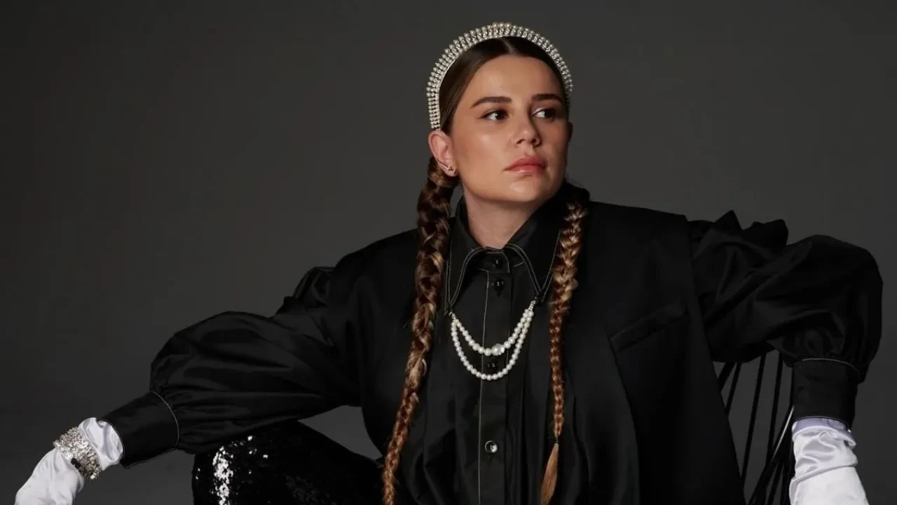 Merve Özbey’den korkutan kaza! Sahneden düştü, apar topar hastaneye kaldırıldı 
