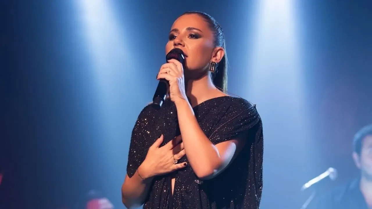 Merve Özbey’den korkutan kaza! Sahneden düştü, apar topar hastaneye kaldırıldı