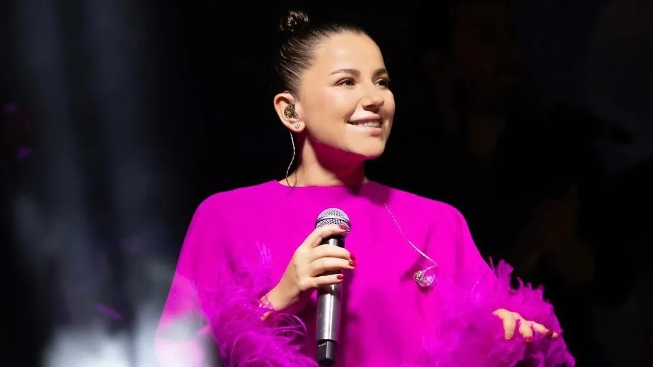 Merve Özbey’den korkutan kaza! Sahneden düştü, apar topar hastaneye kaldırıldı