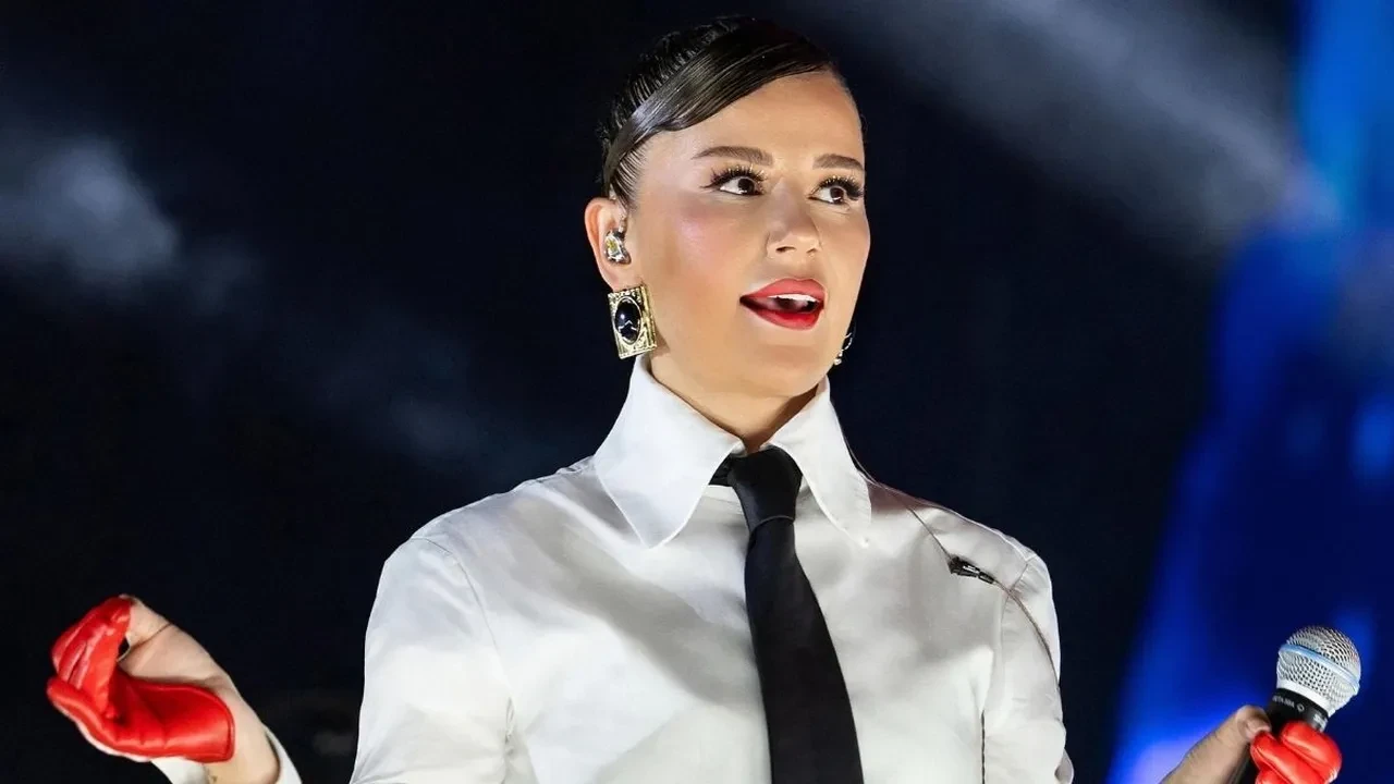 Merve Özbey’den korkutan kaza! Sahneden düştü, apar topar hastaneye kaldırıldı