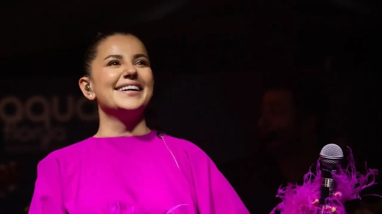 Merve Özbey’den korkutan kaza! Sahneden düştü, apar topar hastaneye kaldırıldı