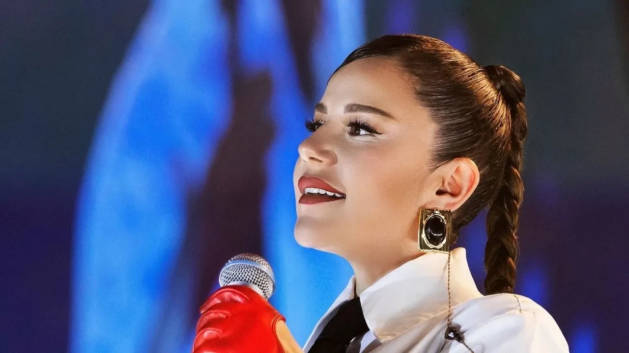 Merve Özbey’den korkutan kaza! Sahneden düştü, apar topar hastaneye kaldırıldı