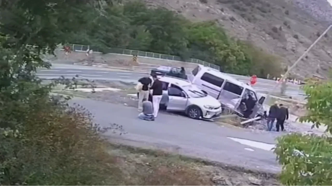 Minibüs durağı yıktı, kadın kıl payı kurtudu: Kazanın ortasında kaldığı anlar kamerada
