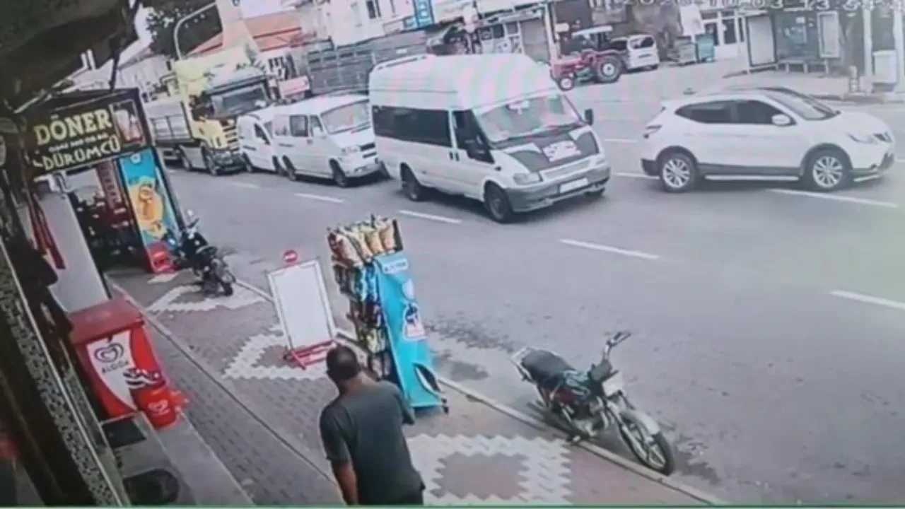 Nevşehir’de tır sürücüsü geç fark etti, 4 araç birbirine girdi! Zincirleme kaza kamerada